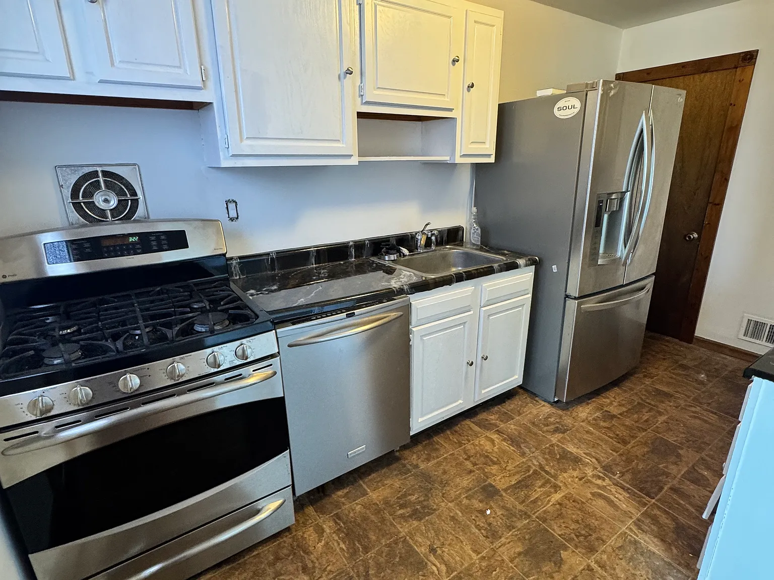 3 bed, 1150 sqft, $1,900 — Photo 4
