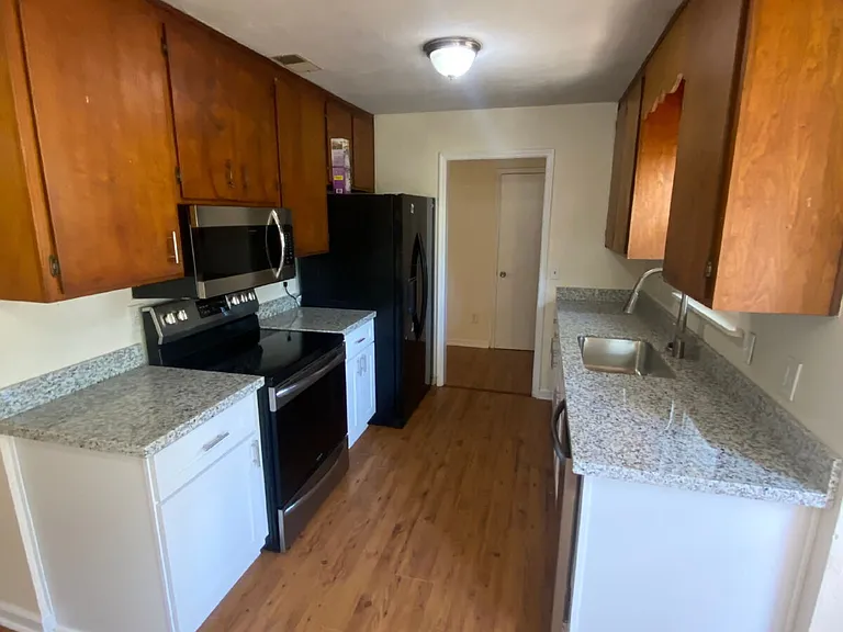 1064 Longstreet Dr — Photo 11