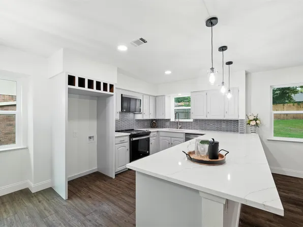 2428 Meadow Creek Dr, Bedford, TX 76021