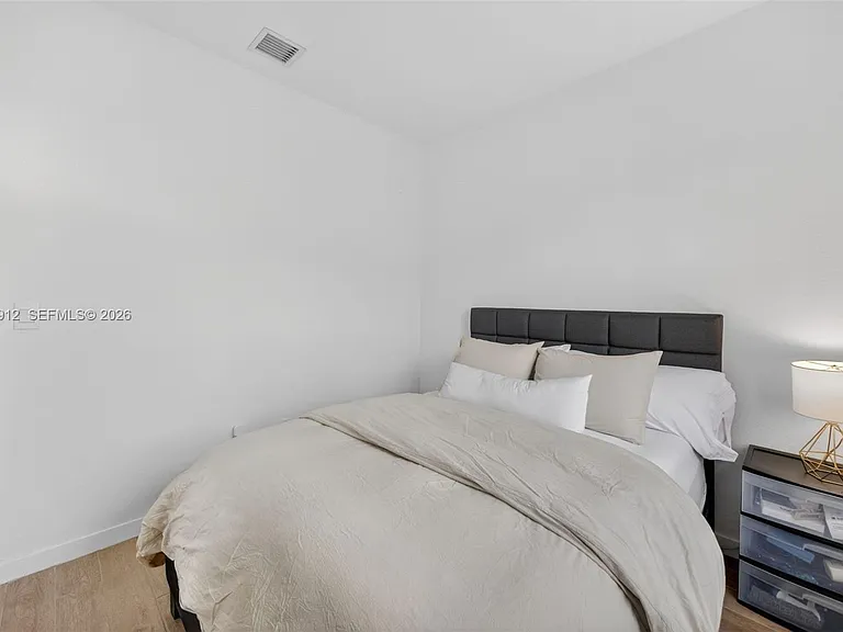 826 SE 17th St — Photo 14