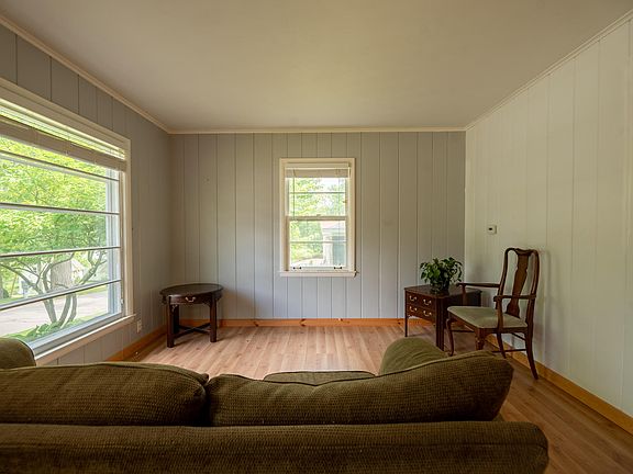 3rd image of 648 Byers St NE