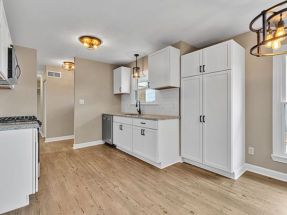 3rd image of 705 Tara Dr