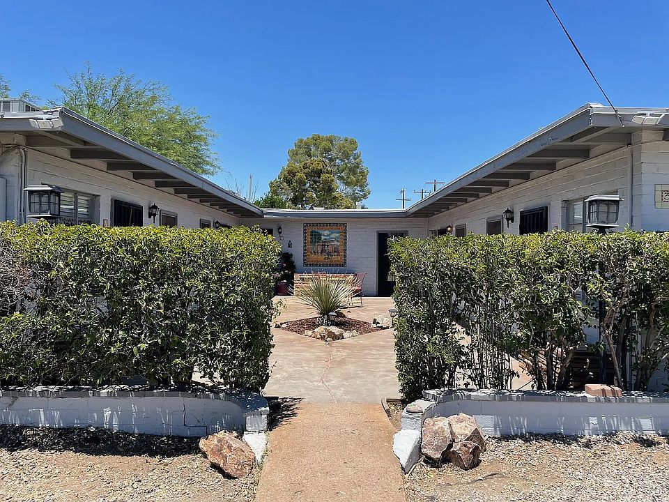 3319 E Willard