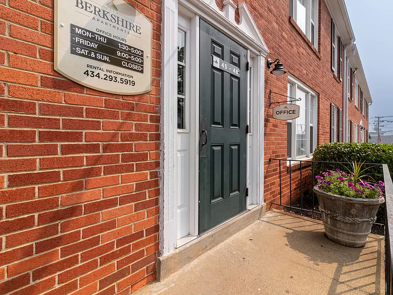 Berkshire and Barter Court Apartments — Photo 12