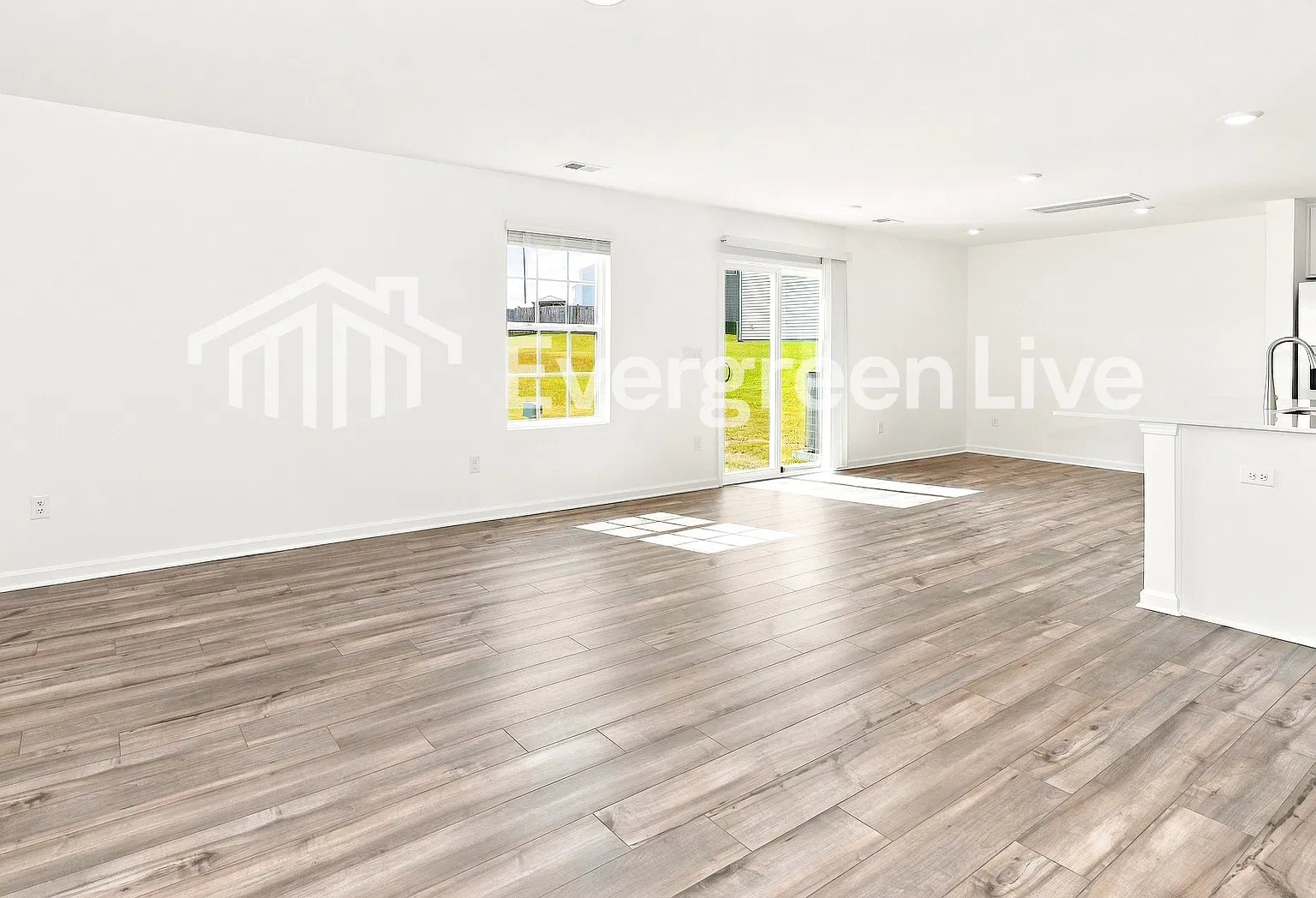4 bed, 2.5 bath, 1955 sqft, $1,895 — Photo 2