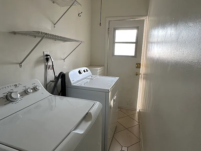 1340 E Harvard St — Photo 25