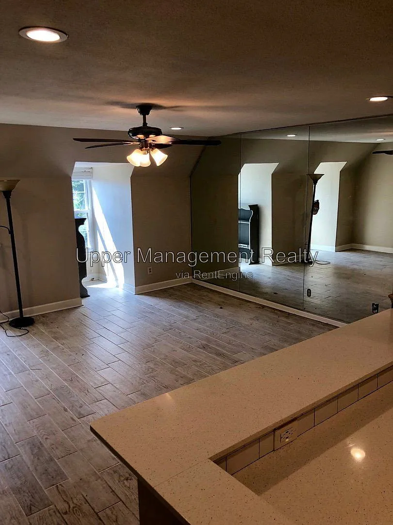 2 bed, 1.5 bath, 1000 sqft, $1,800 — Photo 2