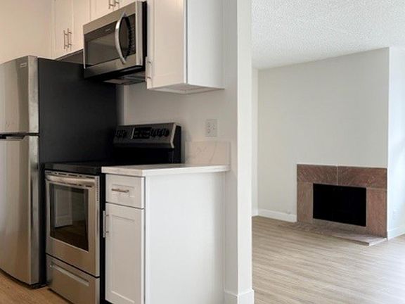 4th image of 817 4th St APT 303