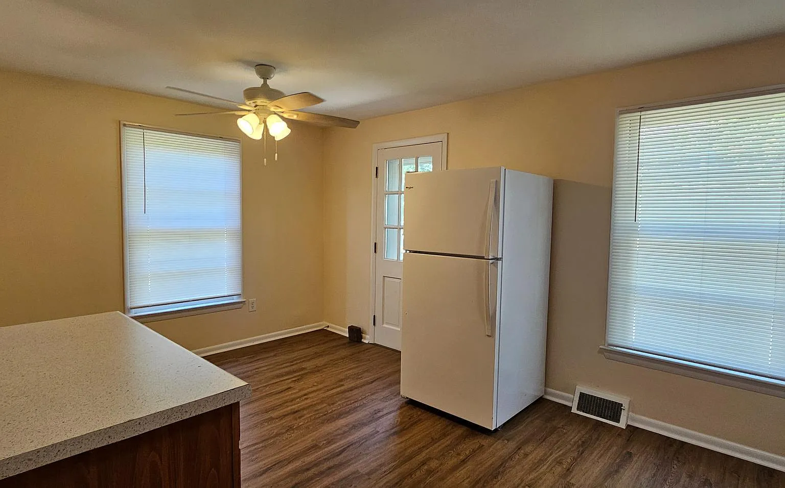 2 bed, 1.0 bath, 900 sqft, $1,250 — Photo 4