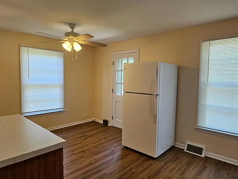 220 E Whitlock Ave — Photo 4