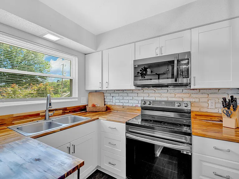 7540 Chatham Cir — Photo 14