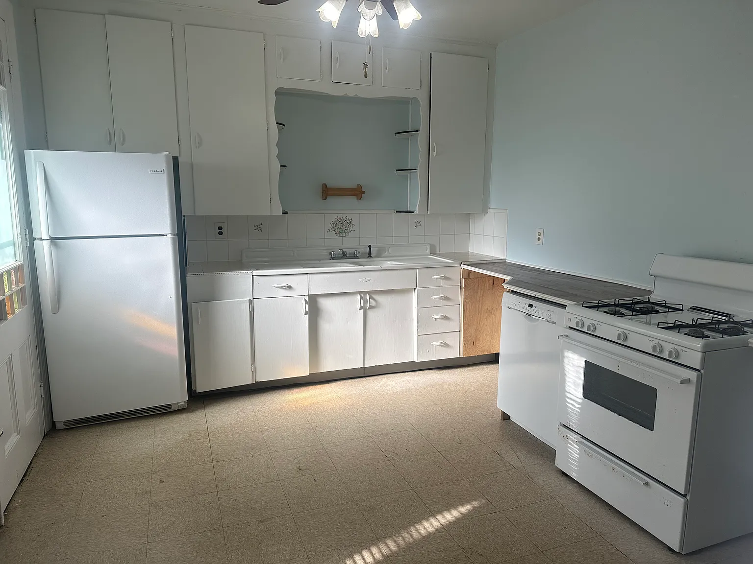 3 bed, $2,085 — Photo 2