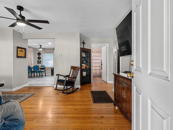 5th image of 605 Ewing St
