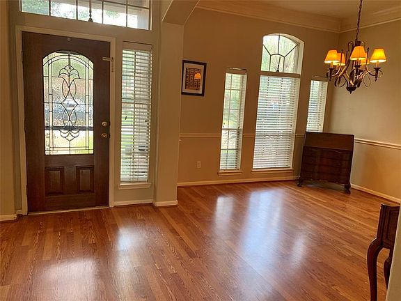 FORMAL DINING WITH UPDATED LIGHTING, CHAIR RAILING, DOUBLE CROWN MOLDING, NEUTRAL PAINT, AND LAMINATE FLOORING