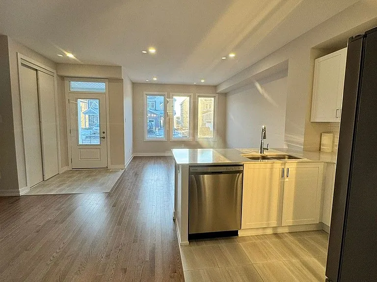 534 Oldenburg Ave — Photo 6