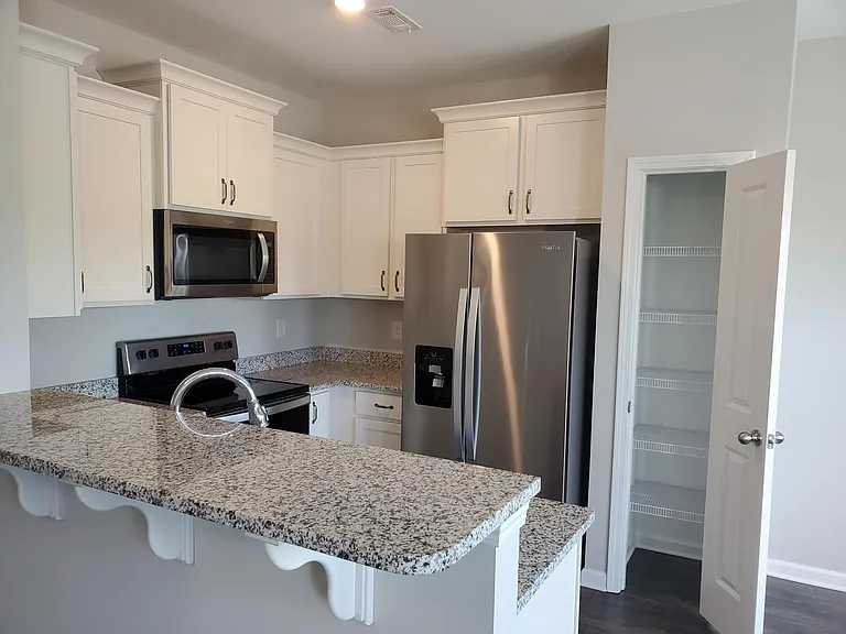 320 Kinsale Dr — Photo 5