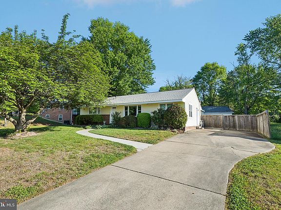 3rd image of 3304 Piper Ln