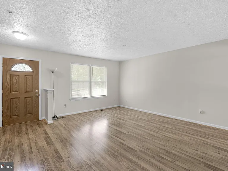 1043 Debbie Ave — Photo 6