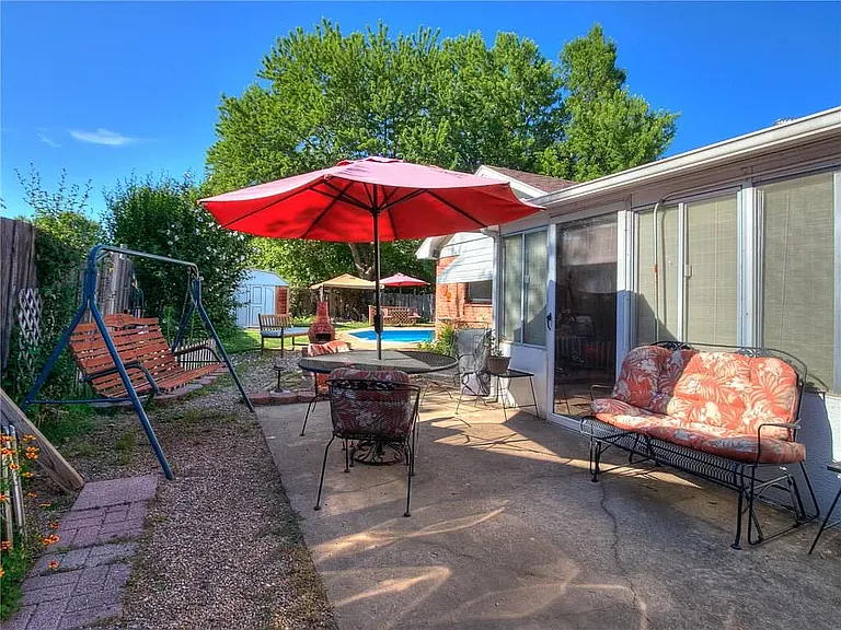 2308 Houston Ave — Photo 4