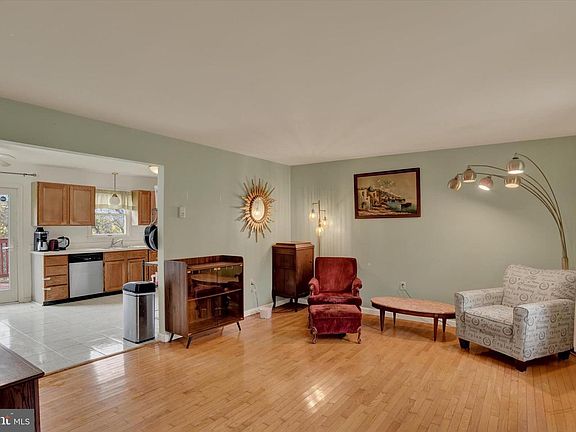 5th image of 3161 Sunnyside Ave