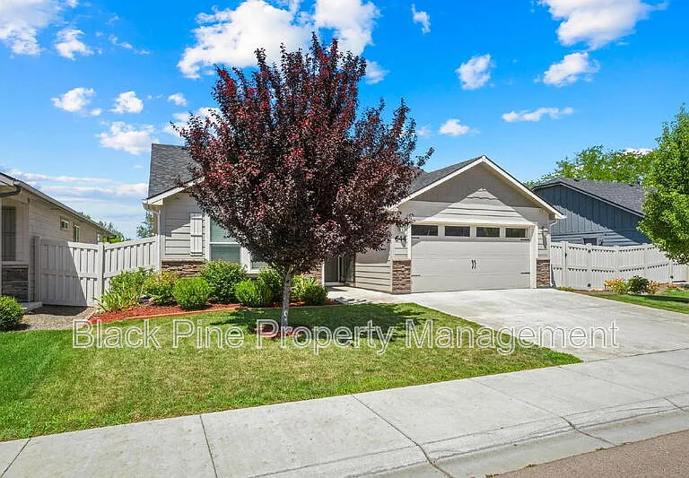 644 Stanley Lake St — Photo 3