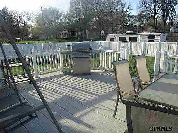 4th image of 520 E 8th St