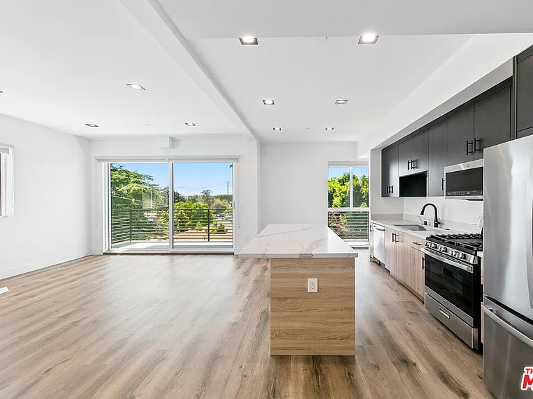 10842 Victory Blvd #201 — Photo 8