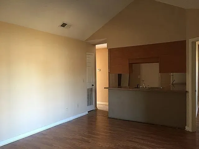 1646 Latham Court - 1 — Photo 4