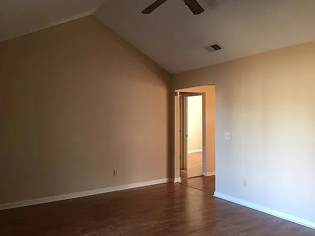 1646 Latham Ct — Photo 9