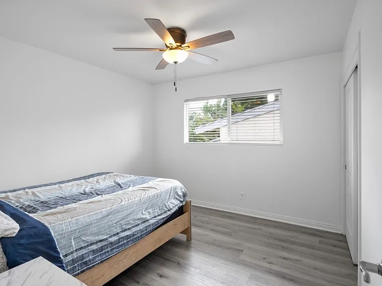 11027 Reseda Blvd — Photo 16