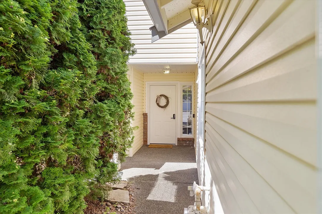 3 bed, 2.5 bath, 1704 sqft, $3,165 — Photo 2