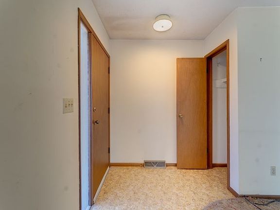 3rd image of 106 N Washington St