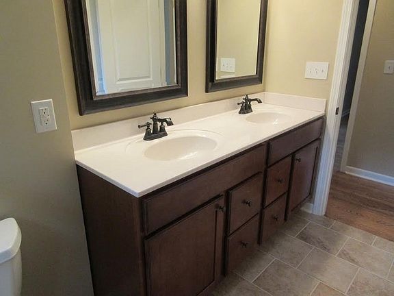 Double vanity bathroom