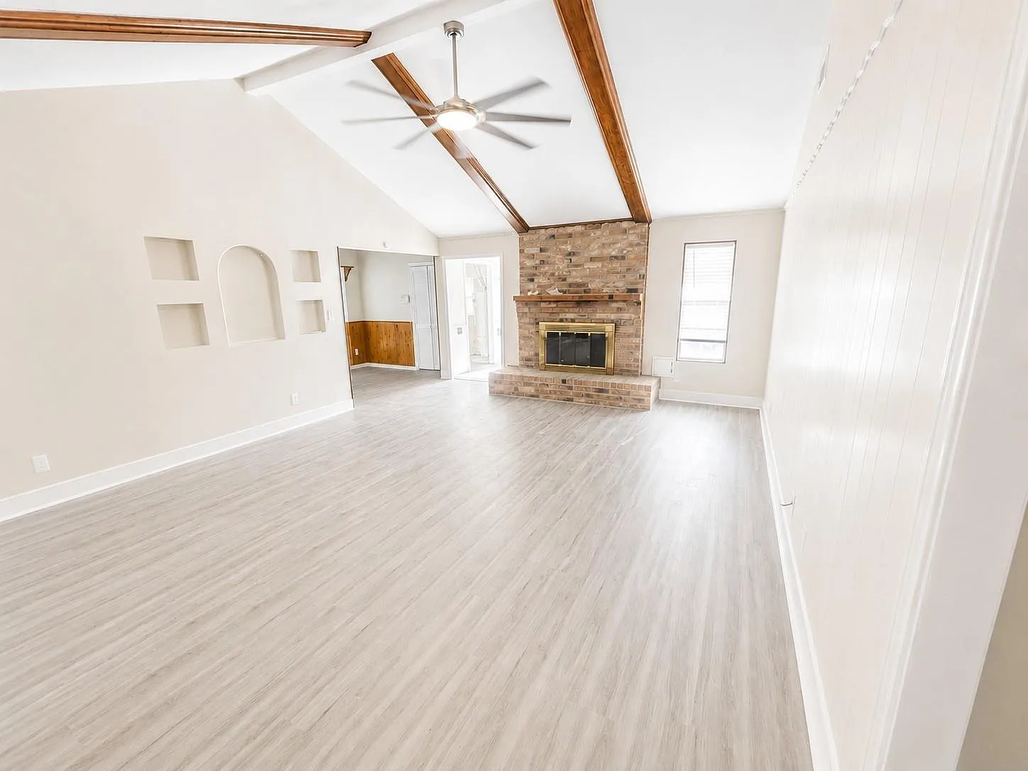 4 bed, 2.5 bath, 2495 sqft, $2,385 — Photo 3