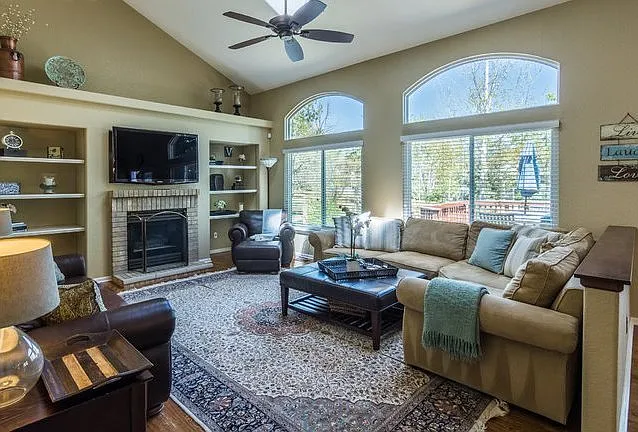 Spectacular 5 Bedroom Home in Rock Creek — Photo 2