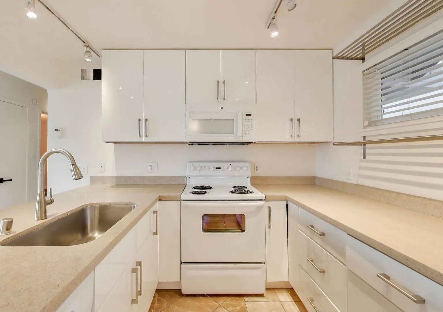 1701 Shoreline Drive — Photo 4