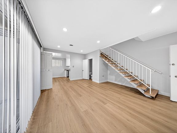 5th image of 232 N Verdugo Rd APT 2