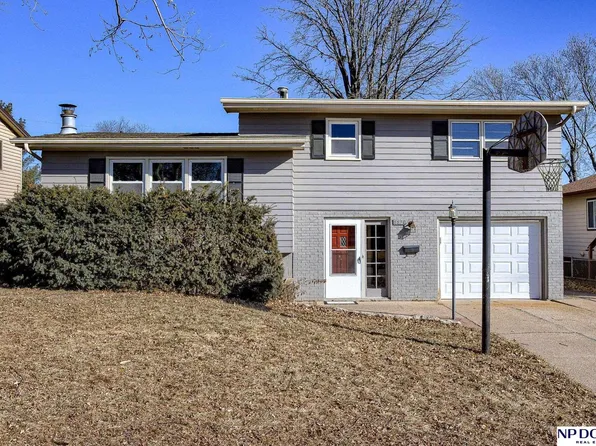 8820 Pine Dr, La Vista, NE 68128