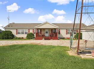 2225 E 1700th Rd, Brocton, IL 61917