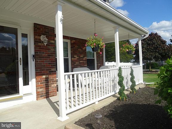 4th image of 2 Hollybush Dr
