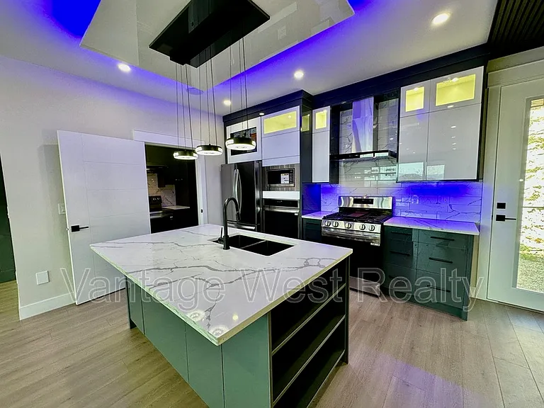 3608 Silver Way — Photo 4