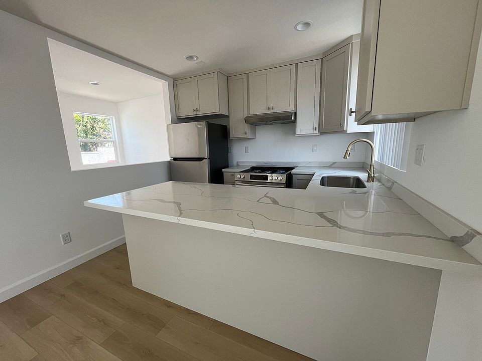 1st image of 4216 Lockwood Ave