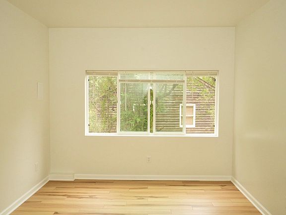3rd image of 4 Rockbrook Dr