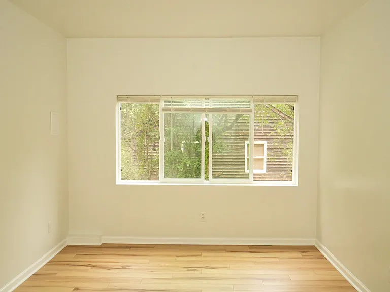 4 Rockbrook Dr — Photo 3