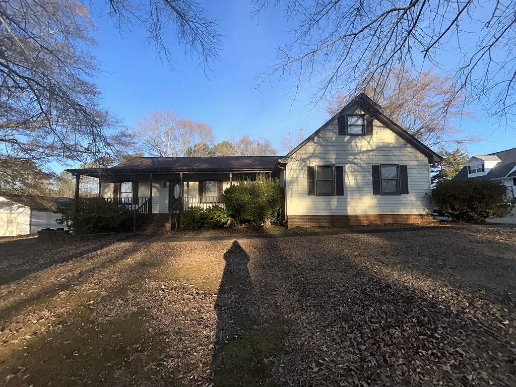 3 bed, 2.0 bath, 1800 sqft, $1,950 — Photo 1