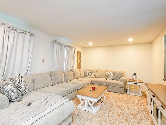 5th image of 901 Edwin Dr