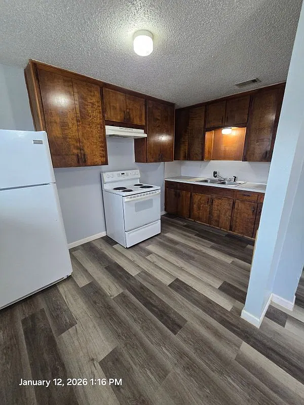 3 bed, 2.0 bath, 1008 sqft, $900 — Photo 3