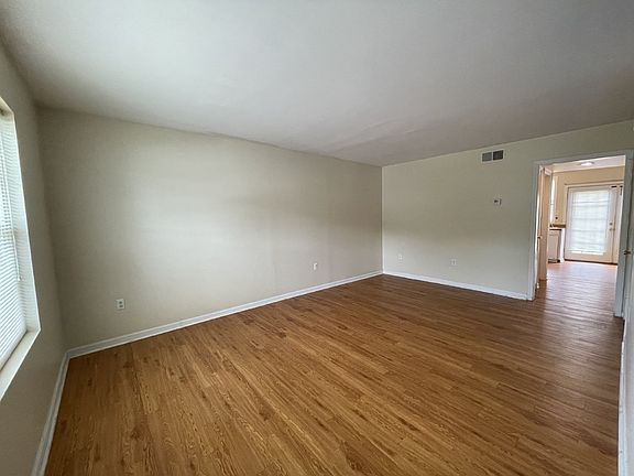 2nd image of 1100 Pineland Ave APT 3B