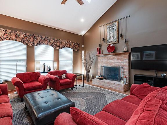 3rd image of 643 Cherry Hill Dr