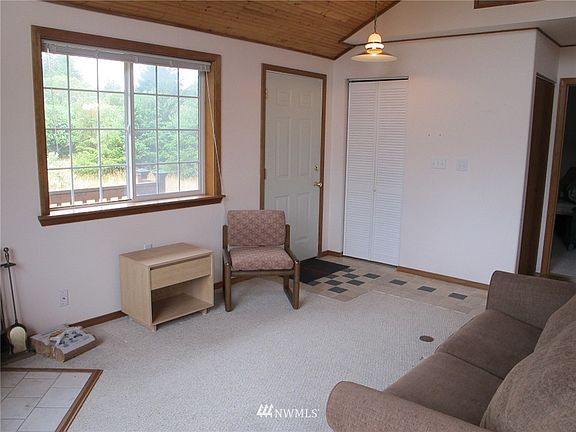 4th image of 846 Salal Court